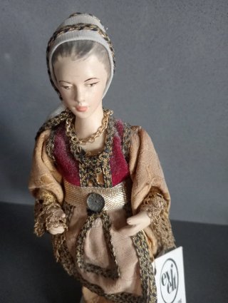Bambola in costume tradizionale greco