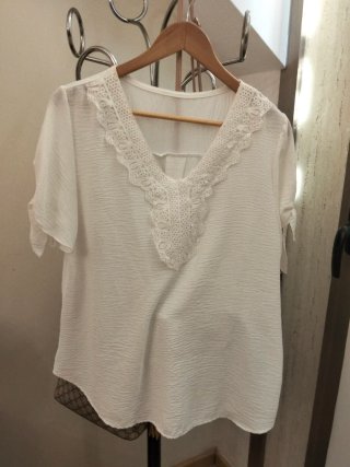 Blusa blanca con encaje