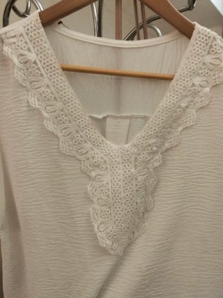 Blusa blanca con encaje
