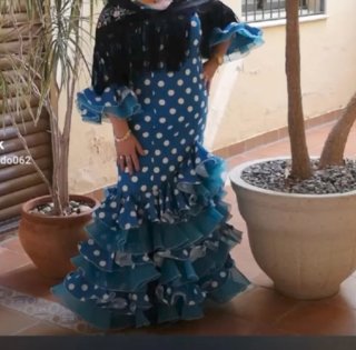 Vestido de flamenca verde con lunares blancos