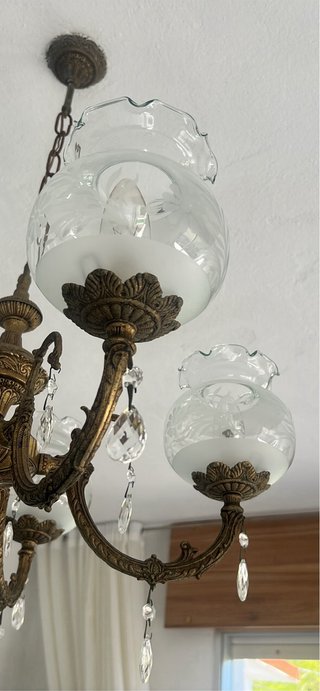Elegante lámpara de techo antigua dorada