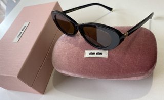 Gafas de sol Miu Miu negras y doradas