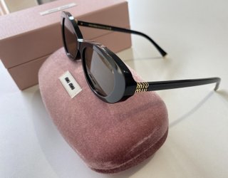 Gafas de sol Miu Miu negras y doradas