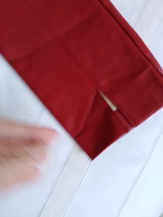 Pantalones efecto piel Zara rojo vino
