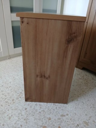 Mesita de noche de madera