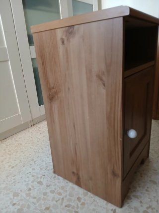 Mesita de noche de madera