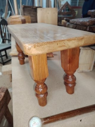Banqueta de madera hecha a mano