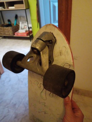 Surfskate con eje delantero basculante