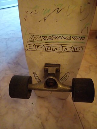 Surfskate con eje delantero basculante