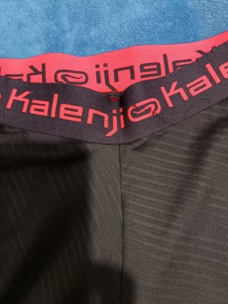 Pantalón corto deportivo Kalenji negro y rojo
