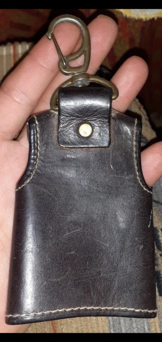 LLAVERO CUERO ESTILO CHALECO VEST
