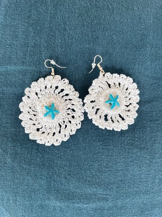 Pendientes tejidos blancos