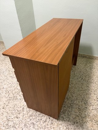 Escritorio de madera con cajones