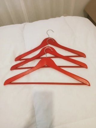 12 Perchas Madera Rojas, con barra pantalonera.