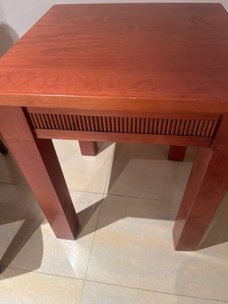 Mesa auxiliar de madera