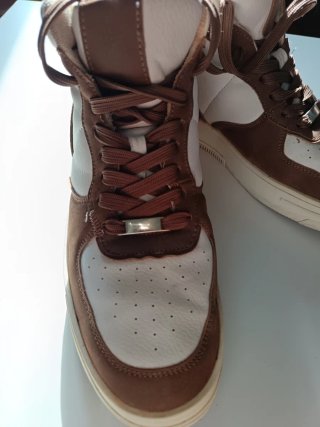 Zapatillas altas marrones y blancas