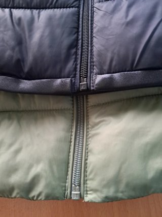 Parka  ligera C&A negra y verde