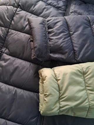 Parka  ligera C&A negra y verde