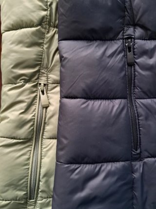 Parka  ligera C&A negra y verde