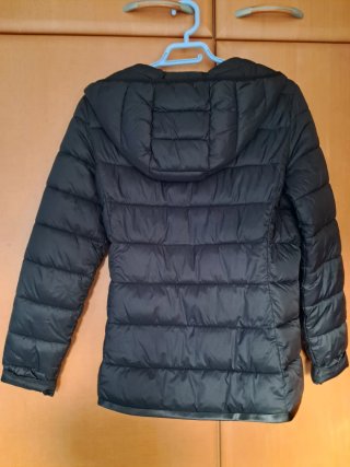Parka  ligera C&A negra y verde