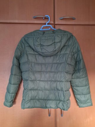 Parka  ligera C&A negra y verde