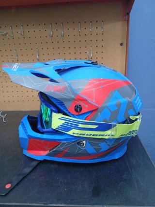 Casco de moto azul y gris