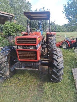 Tractor CASE IH 845 sin documentación en Aracena