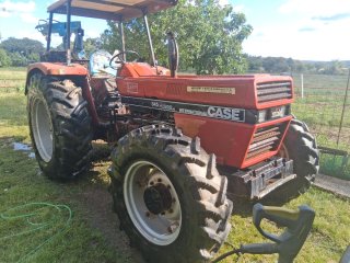 Tractor CASE IH 845 sin documentación en Aracena
