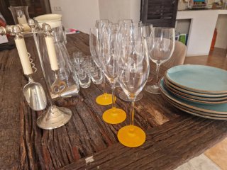 Juego de copas y jarras de cristal