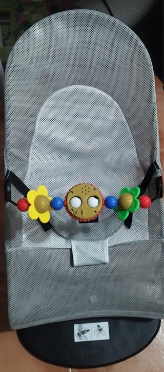 Mecedora para bebé con arco de juegos