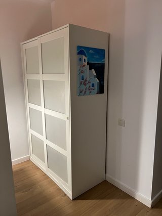 Armario IKEA desmontado, con puertas correderas