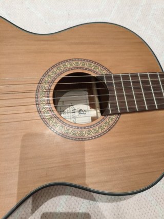 Guitarra Admira Nueva con funda.