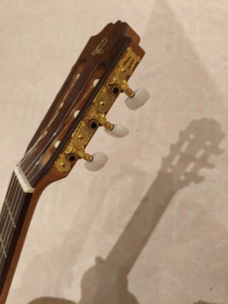 Guitarra Admira Nueva con funda.