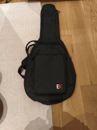 Guitarra Admira Nueva con funda.