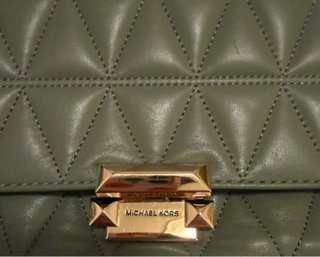 Bolso Michael Kors verde con cadena dorada