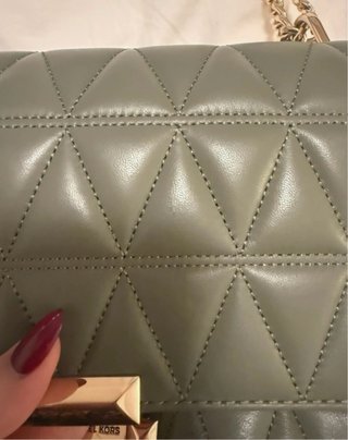 Bolso Michael Kors verde con cadena dorada