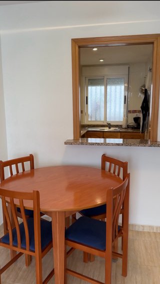 Mesa redonda madera con 4 sillas azul