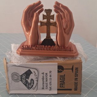 Cruz de Caravaca con Manos Orantes