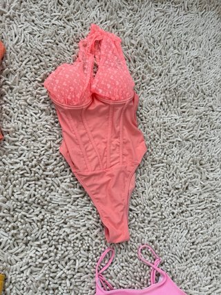 Set di costumi da bagno in colori pastello