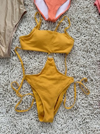Set di costumi da bagno in colori pastello