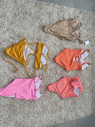 Set di costumi da bagno in colori pastello