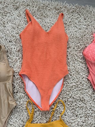 Set di costumi da bagno in colori pastello