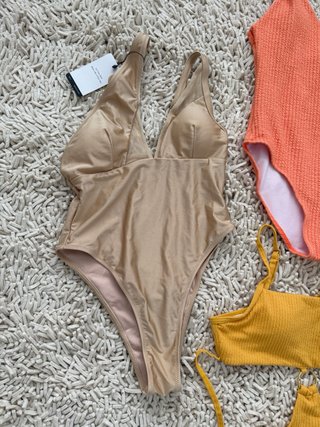 Set di costumi da bagno in colori pastello