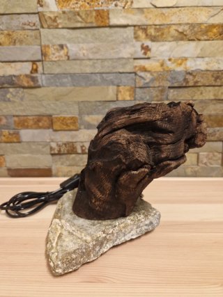 Lámpara artesanal de madera y piedra