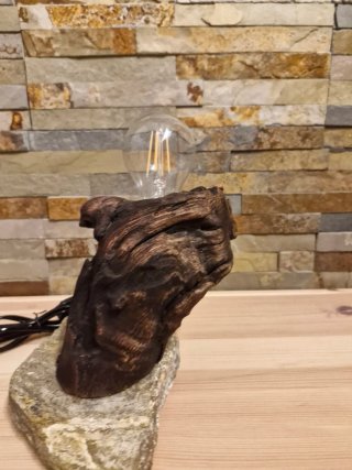 Lámpara artesanal de madera y piedra