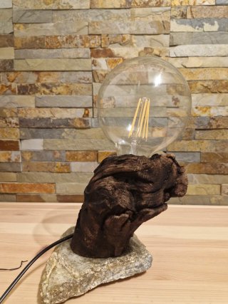 Lámpara artesanal de madera y piedra