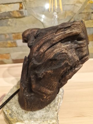 Lámpara artesanal de madera y piedra