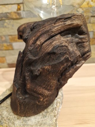 Lámpara artesanal de madera y piedra