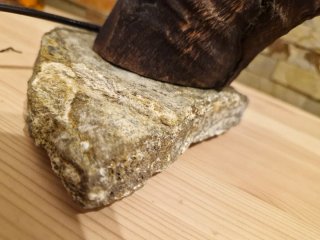 Lámpara artesanal de madera y piedra
