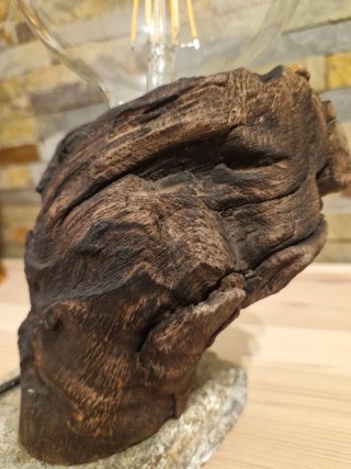Lámpara artesanal de madera y piedra
